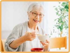 食事をする高齢者女性