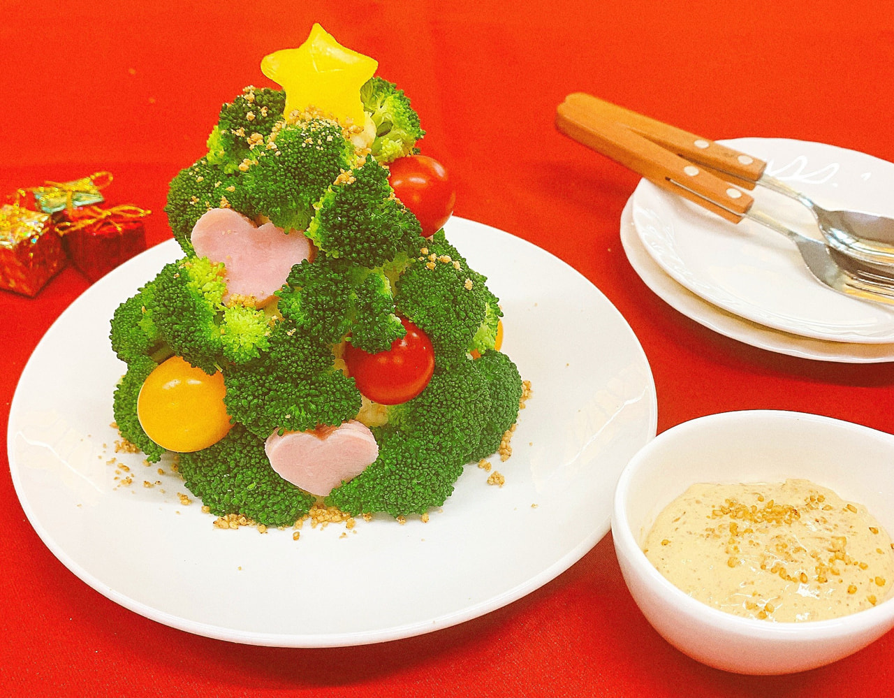 ごまたっぷり！ブロッコリーのクリスマスツリーサラダ