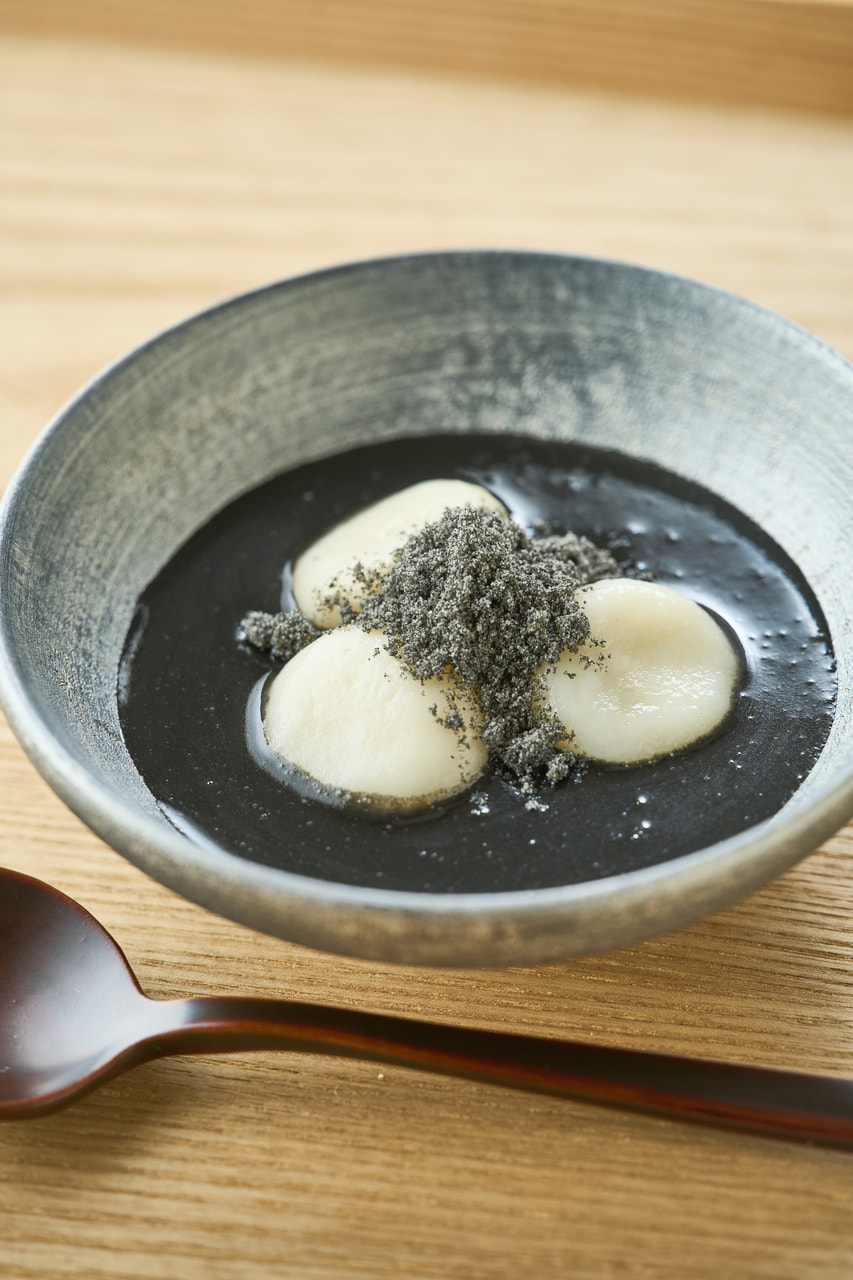 黒ごまソースの豆腐白玉だんご