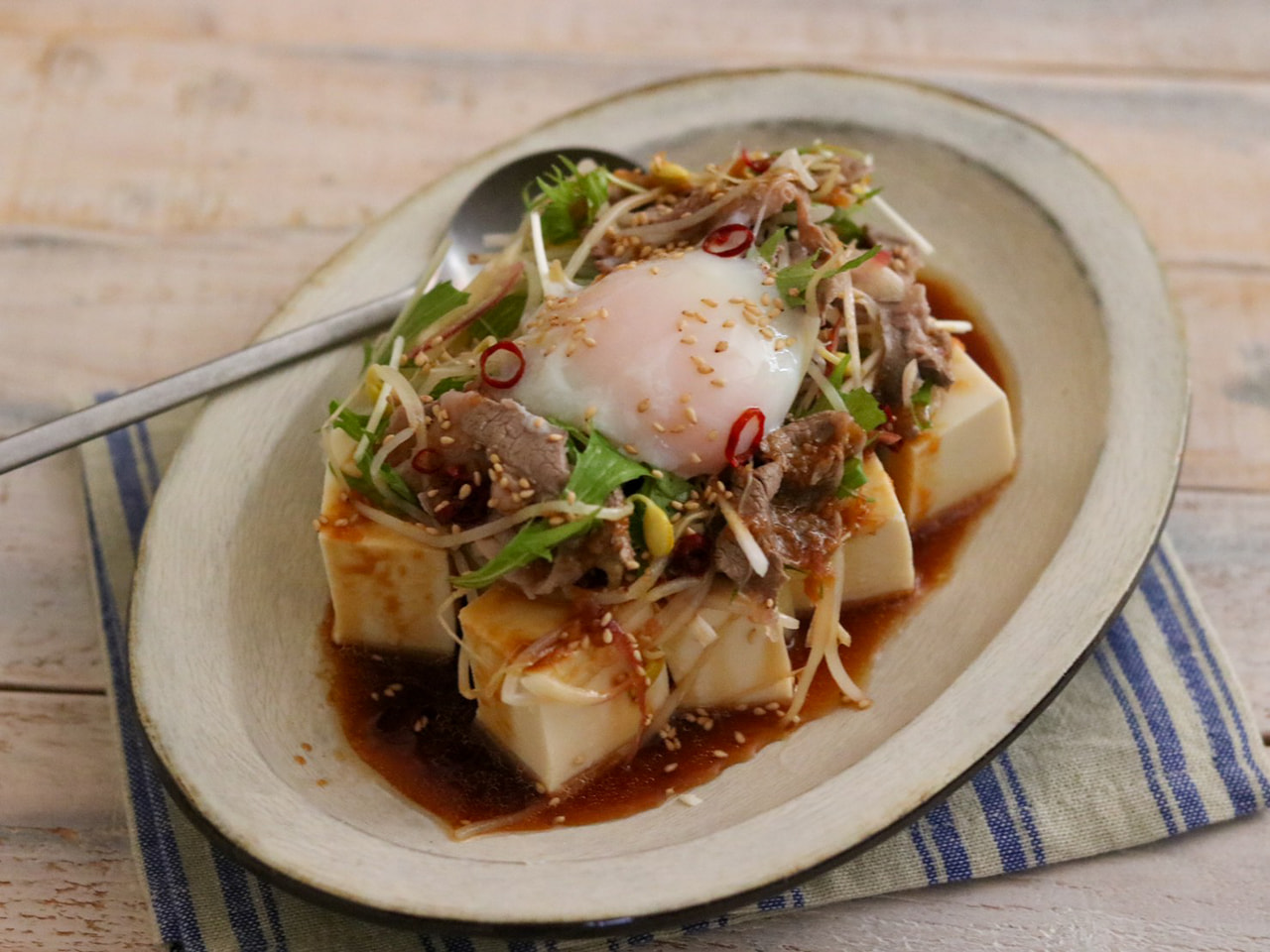 温玉のせ 牛しゃぶサラダのピリ辛香味だれ豆腐