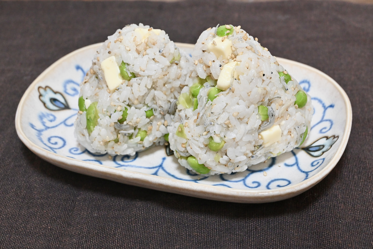 枝豆とチーズのごまおにぎり