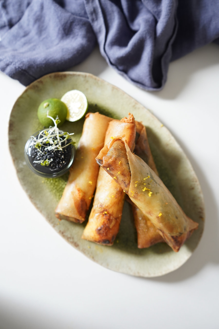 秋刀魚とねぎの黒ごまダレ春巻き