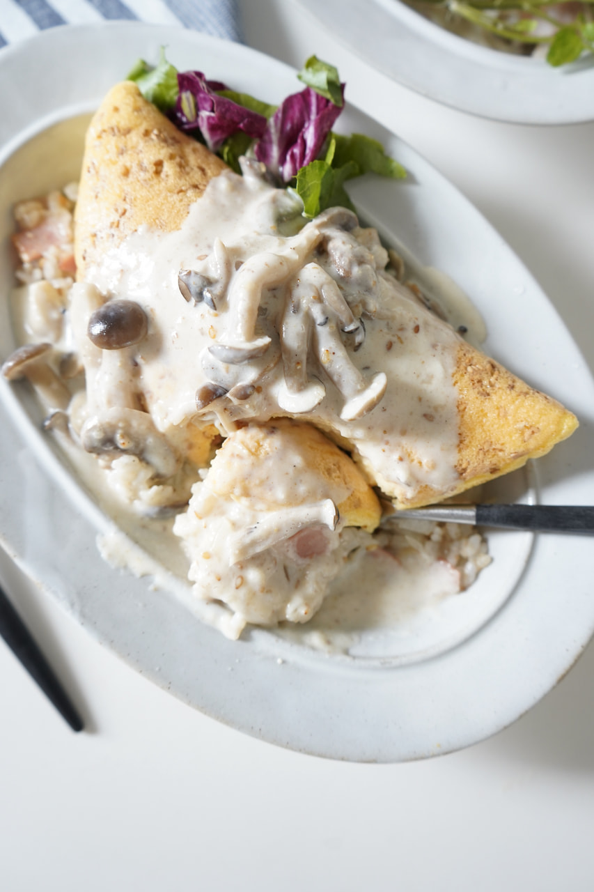 金ごまスフレオムライス　きのこのクリームソース