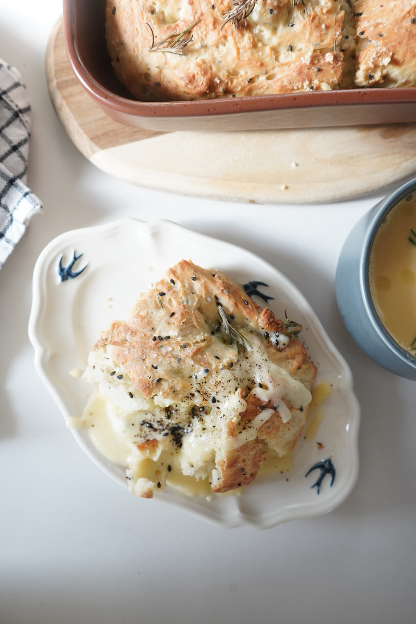 黒ごまとチーズのこねないフォカッチャ